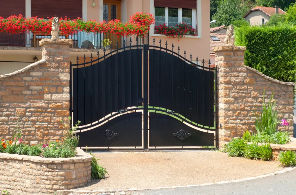 Portail PVC près de Ibos